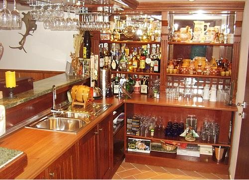 Interiéry reštaurácií a barov, práca stolárstva AV v Pružine