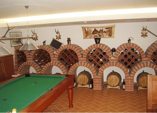 Interiéry reštaurácií a barov, práca stolárstva AV v Pružine